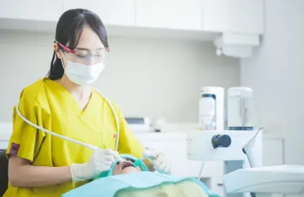専用器具でクリーニングを行う歯科衛生士
