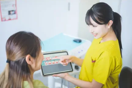 検査結果を患者様に見せる歯科衛生士