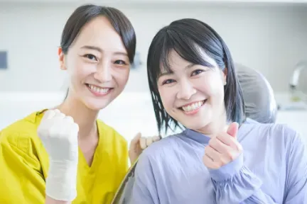 治療を終えた患者様と歯科衛生士