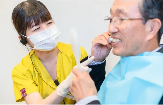患者様に歯みがきの指導をする歯科衛生士